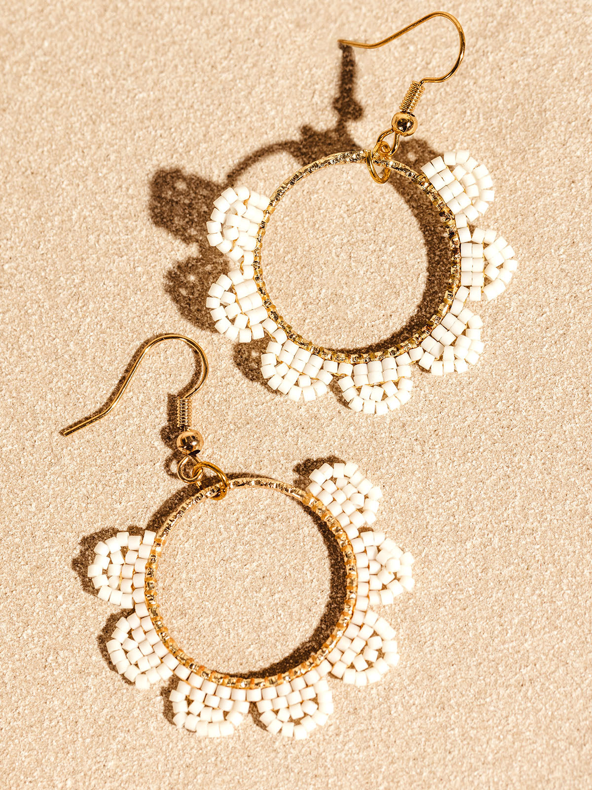 White Flor Circle Earrings