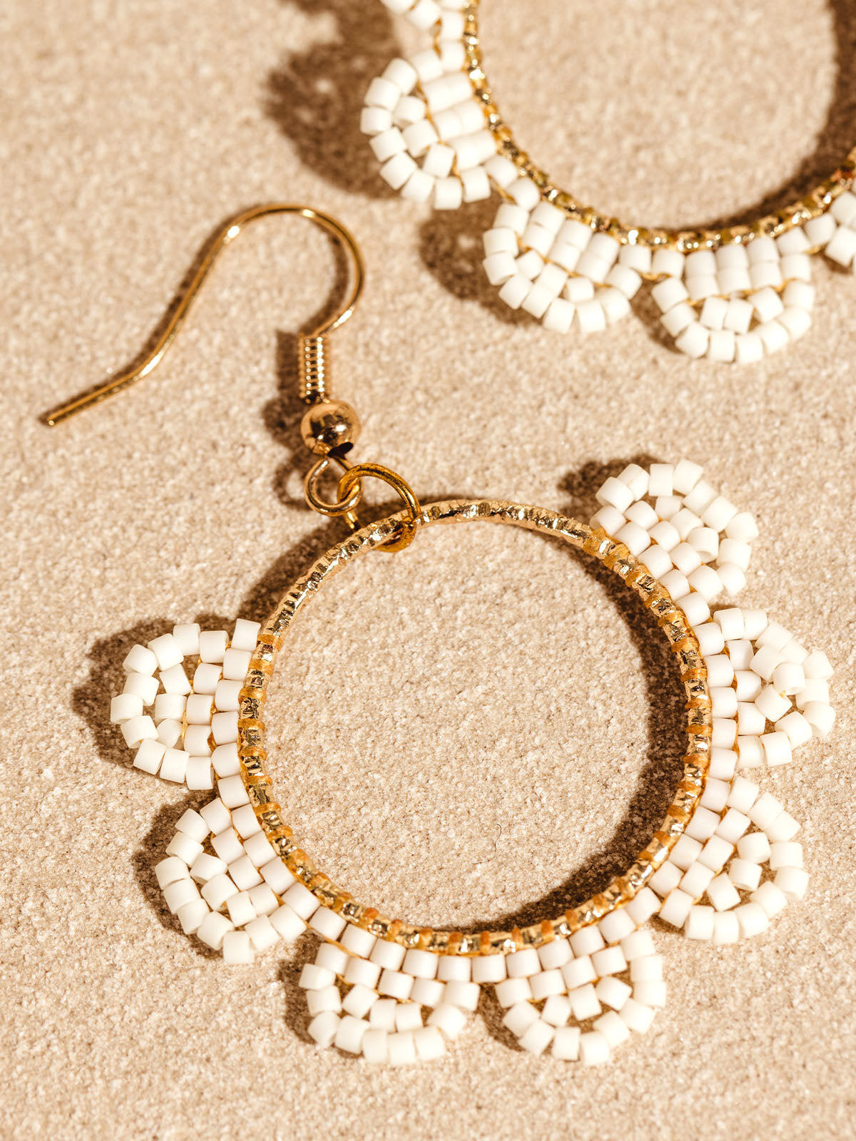 White Flor Circle Earrings